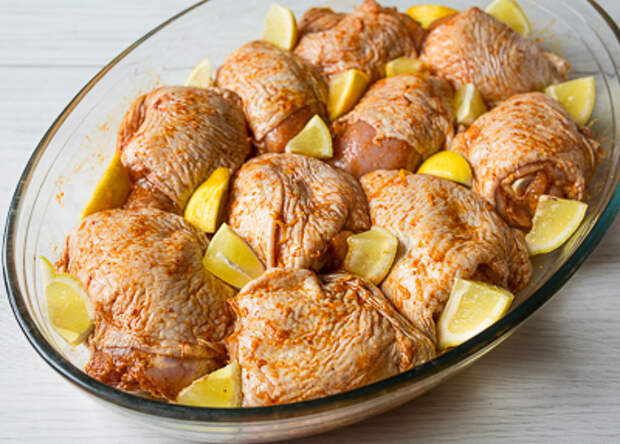 Кладем курицу в форму Кладем курицу в форму