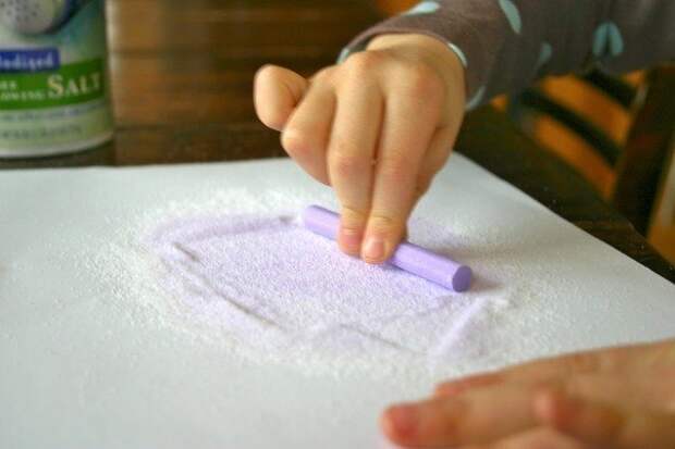 Радуга в бутылке из соли.