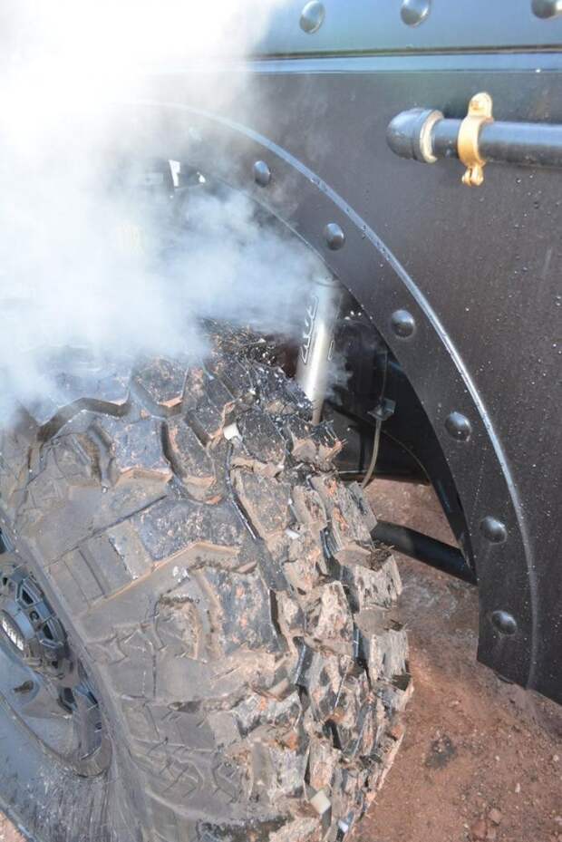 Фото: По стопам "Безумного Макса": из Jeep Wrangler сделали локомотив для бездорожья