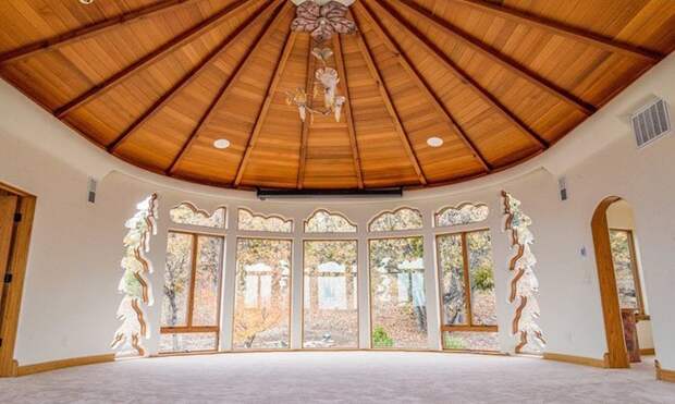 Окна вырезаны в форме облаков и деревьев oregon, властелин колец, дизайн, дом, мир, толкин, фото