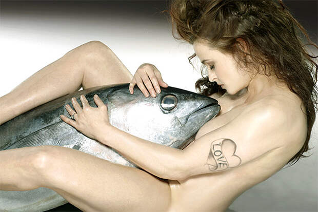 Хелена Бонэм Картер с гигантским тунцом