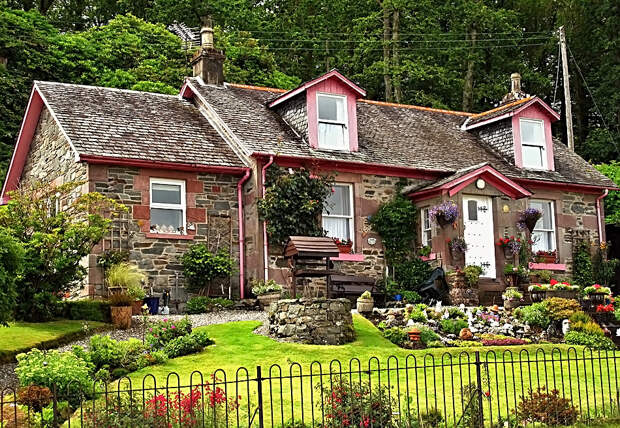 Живописная деревня на озере Лох-Ломмонд в Шотландии