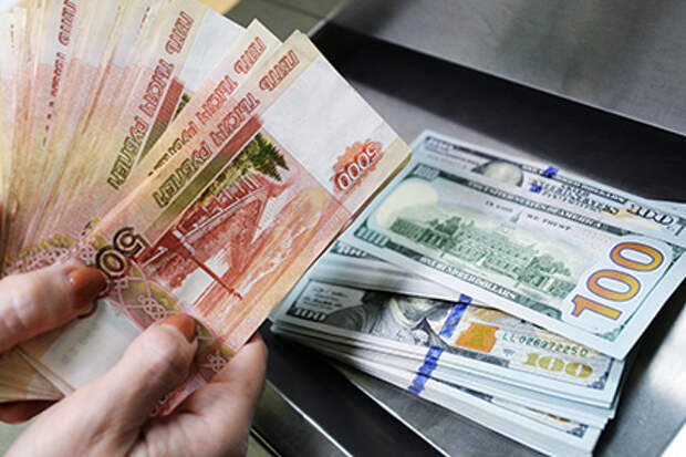 Курс доллара упал ниже 57 рублей