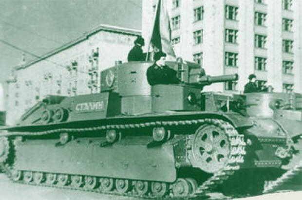 Т-28 перед парадом. улица Горького, 1 мая 1937 года