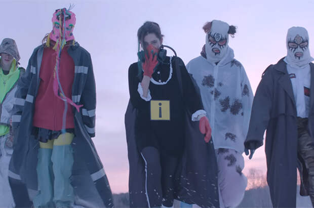 Кадр из видео "Черные снежки"