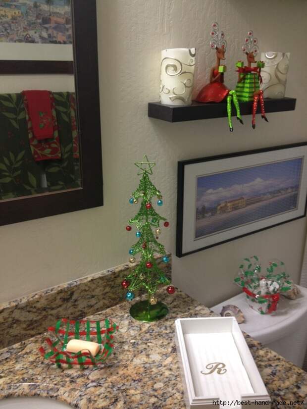 Christmas-Bathroom-Decorations-with-Green-Small-Table-Top-Artificial-Xmas-Tree-Made-of-Beads-Decorated-with-Blue-Red-Silver-Baubles-and-Star-Tree-Topper-with-Fashionable-Reideers (525x700, 273Kb)
