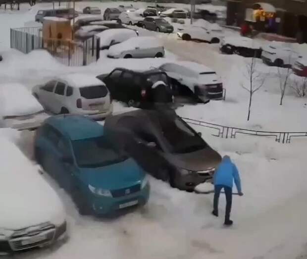 Эпичная битва за парковку во дворе Тулы.