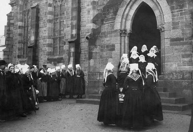 1910 год. Группа невест входит в церковь в селе общины Плугастель-Даула, Франция.