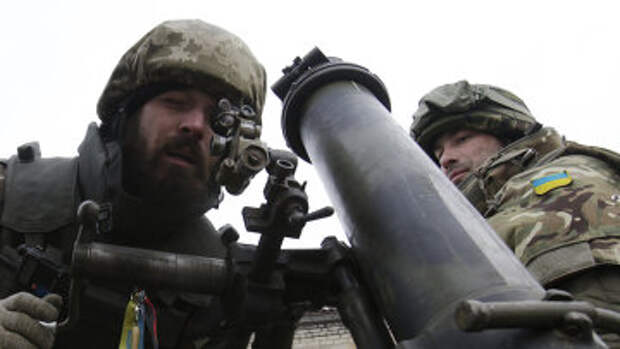 Украинские военнослужащие с минометом. Архивное фото