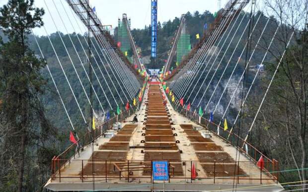 В Завершающий этап, самого длинного стеклянного моста (6 фото)