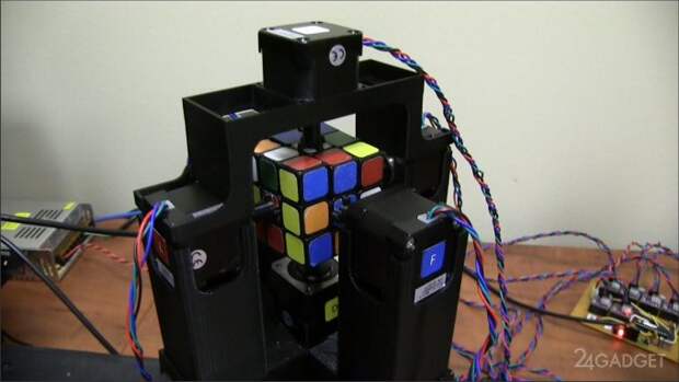Робот собирает кубик Рубика за одну секунду