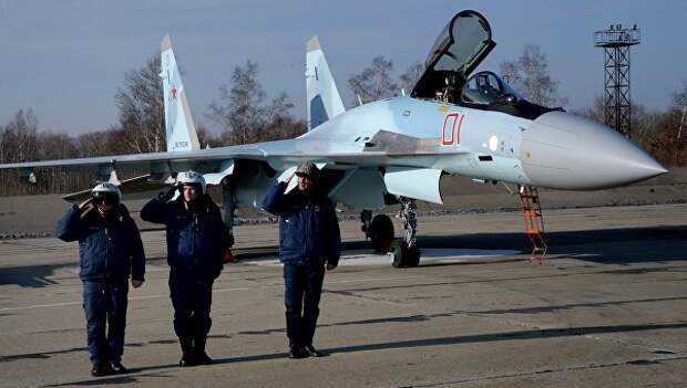 Военные летчики на фоне истребителя Су-35С. Архивное фото