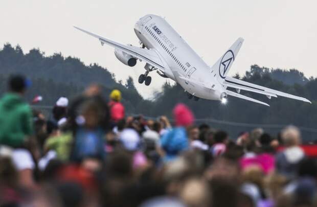 Пассажирский самолет Sukhoi Superjet 100 
