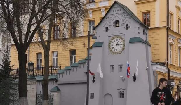 Нижегородцам показали, как работают часы на здании Государственного банка