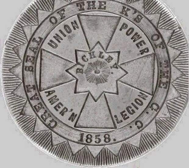Рыцари золотого кольца В 1850-1860-х годах на Среднем Западе США действовала полувоенная организация Рыцари золотого кольца. Общество было создано сторонниками южных штатов, которые хотели создать штаты, в которых рабство было бы узаконено. Предполагаемой территорий действия должна была стать Мексика, Центральная Америка и острова Карибского моря. Наиболее известными членами организации были убийца Авраама Линкольна Джон Уилкс Бут и преступник Джесси Джеймс. После ареста руководителей и конфискации оружия правительством в 1864 году организация прекратила свое существование.