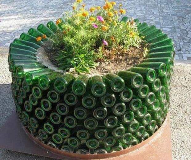 Клумба из стеклянных бутылок Клумба из стеклянных бутылок