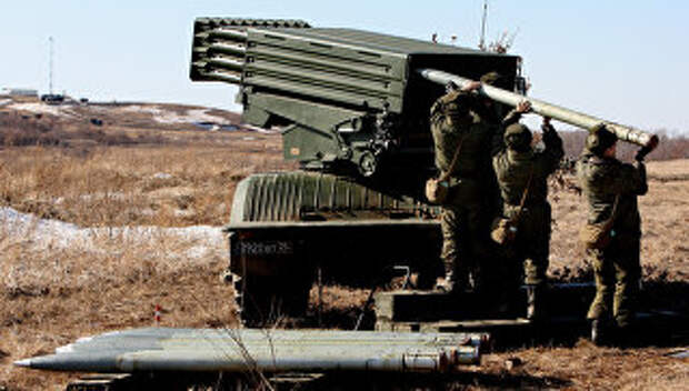 Военнослужащие заряжают реактивную артиллерийскую установку Торнадо