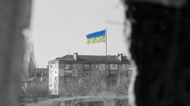 Никакой политики: Флаг врага над русским городом