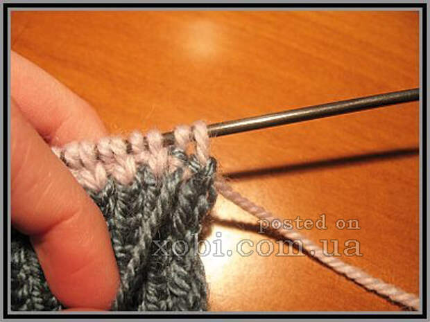 Спрятать нитки. Спрятать концы шарфа. Как прятать нитку при вязании. Вязание крючком протягивание нити в конце. Шарф в полоску спицами протяжка ниток.