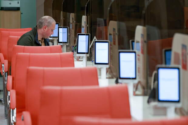 Россиянам стали медленнее выдавать загранпаспорта