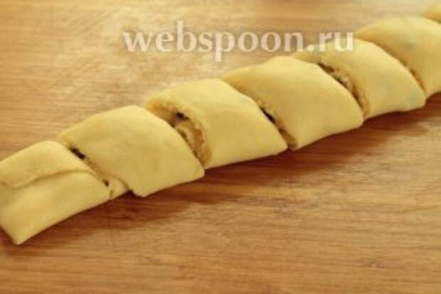 И острым ножом нарезать на небольшие кусочки. Не забываем и про второй шарик. Также раскатать, выложить начинку и свернуть рулетом.