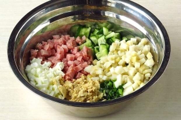 Сложить все подготовленные продукты в миску.