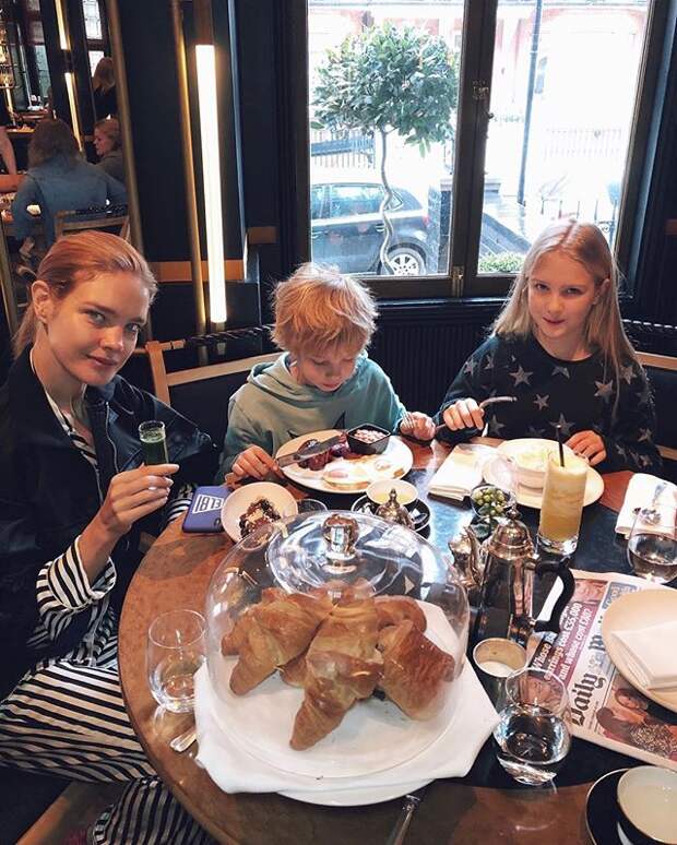 Семейная идиллия: Наталья Водянова завтракает с детьми