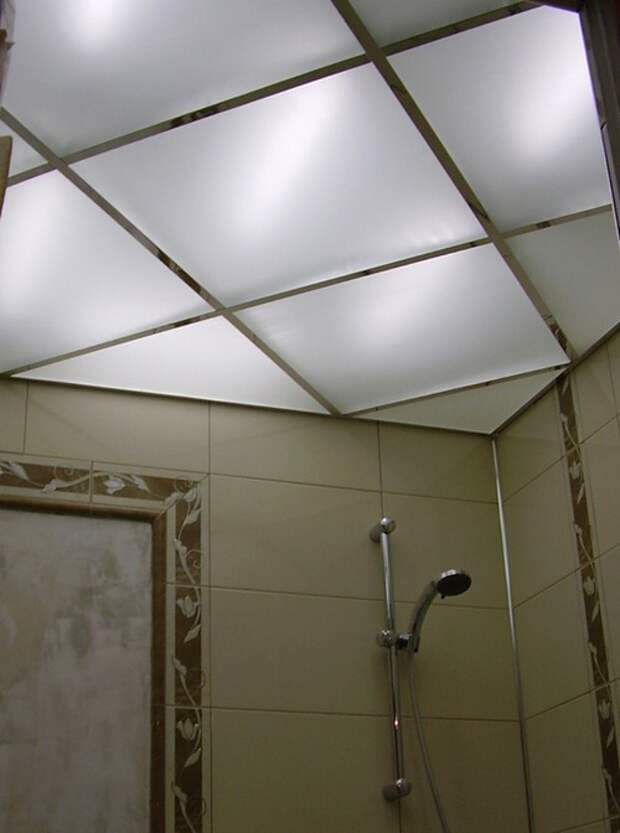 Стеклянные потолки в ванной с подсветкой фото