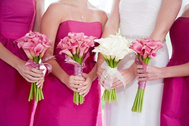 Что выбрать для подружки невесты: букет или браслет?