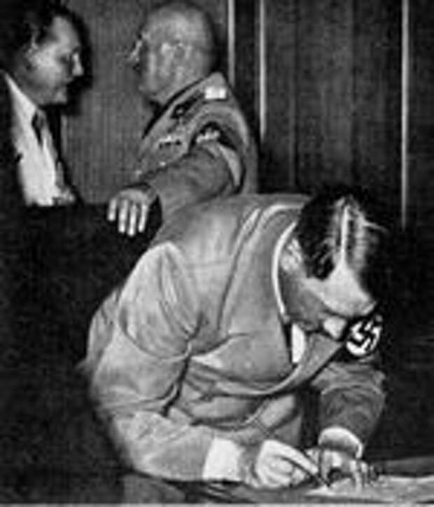 Адольф Гитлер ставит подпись под Мюнхенское соглашение