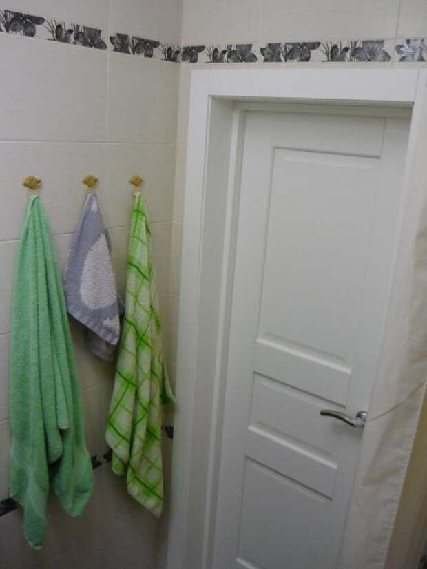 Белые двери в ванной комнате