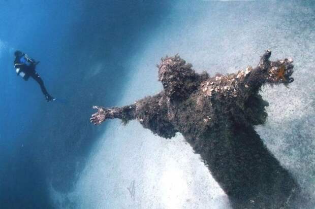 16. Статуя Иисуса под водой у берегов Италии. наш мир, удивительные фотографии