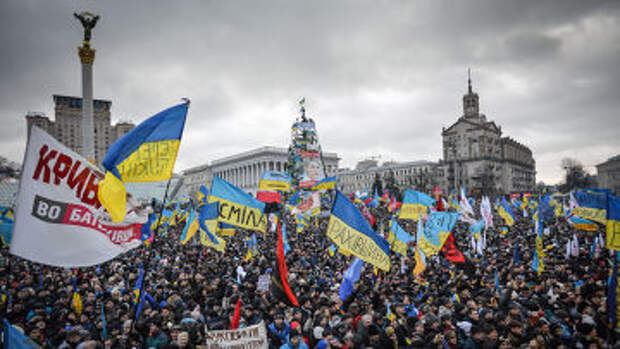 Сторонники евроинтеграции Украины во время митинга на площади Независимости в Киеве