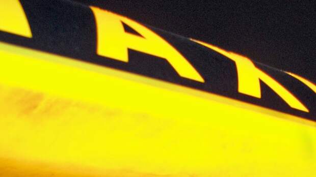 Два пешехода попали под колеса такси в Москве