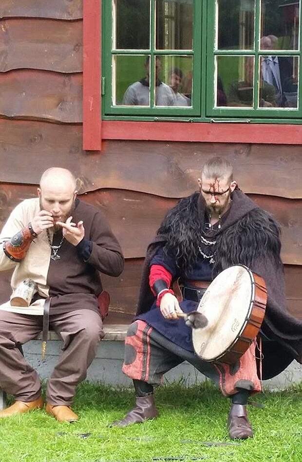 Пара сыграла традиционную свадьбу викингов впервые за последнюю 1000 лет