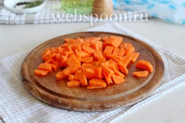 Морковь нарезать на кубик.