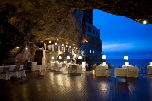 Ресторан в пещере Grotta Palazzese с потрясающим видом на море (10 фото)