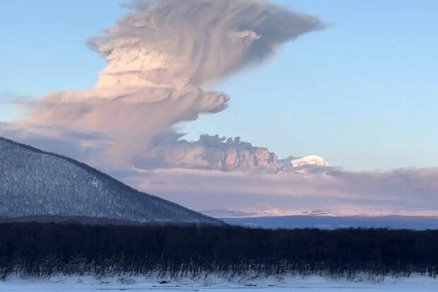 На Камчатке вулкан Шивелуч выбросил столб пепла на высоту около 9000 метров