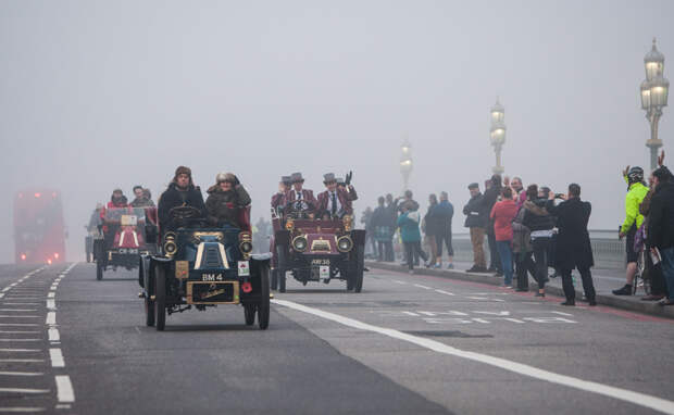 Ретро машины на дорогах Лондона