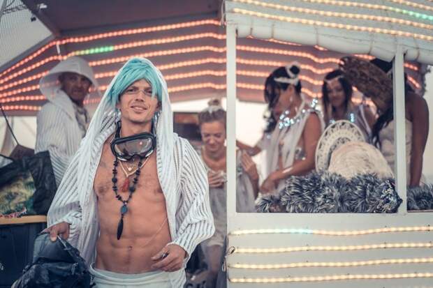 Фестиваль Burning Man прекрасный повод для проведения оригинальной свадьбы
