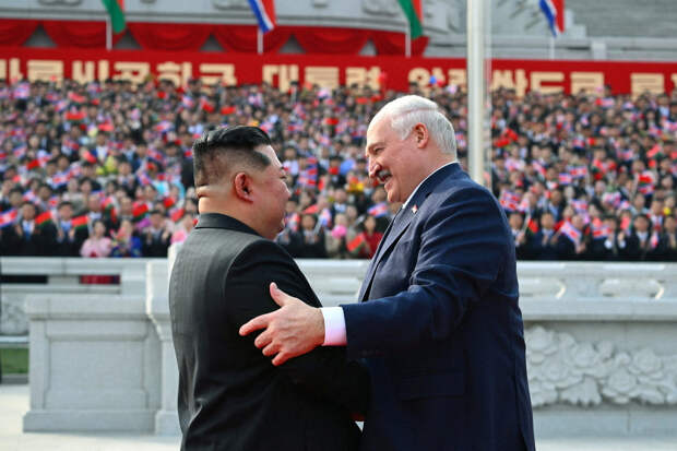«Мы очень похожи». Лукашенко подарил Ким Чен Ыну автомат и заключил с ним договор о дружбе. Почему эта встреча полезна для России?