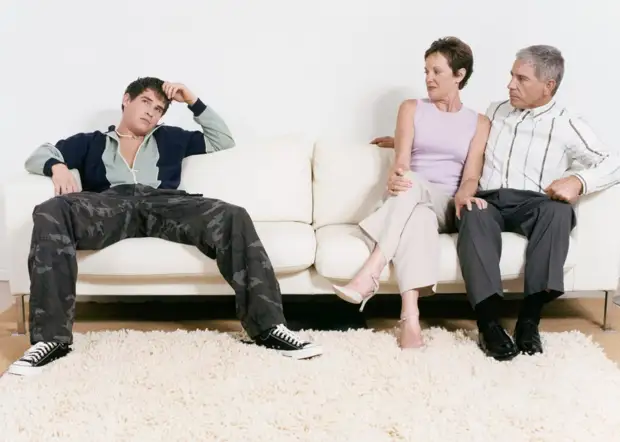 - Я ради тебя в эту дыру переехал, а ты меня еще в чем-то упрекаешь? - Возмущается неработающий муж