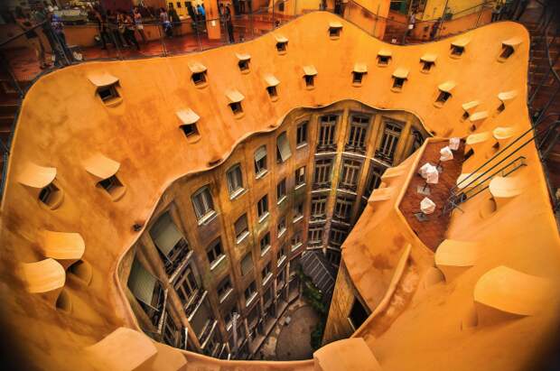 La Pedrera или «Карьер» расположена в Барселоне, Испания, и эта необычная крыша называется «Садом воинов»