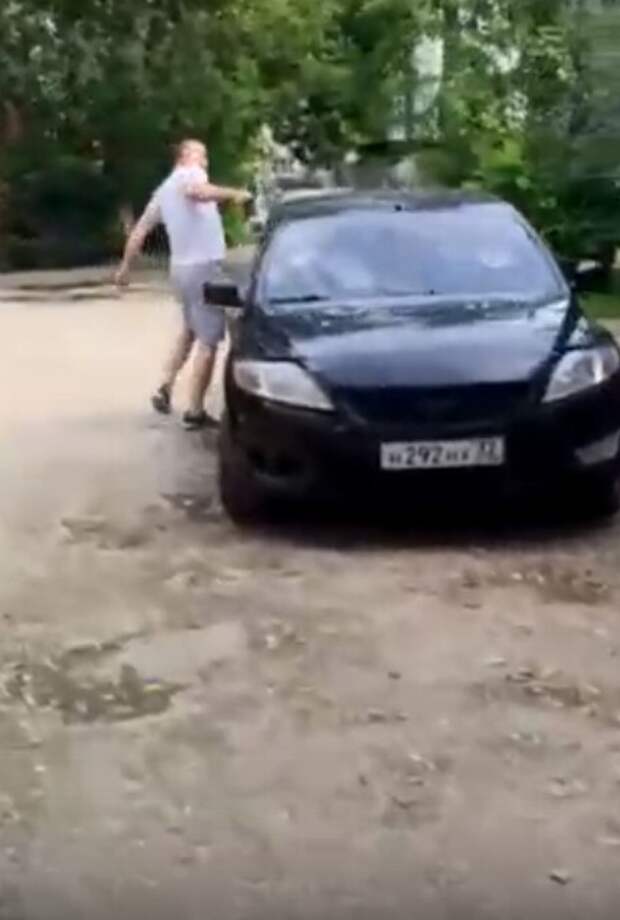 Довели мужика: из-за парковки под окнами житель Брянска молотком разбил авто и ударил двух женщин