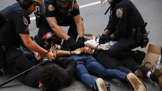 Правозащитники из РФ сражаются с произволом западных полицейских