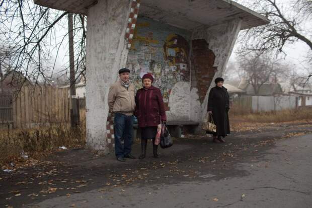 Люди на остановке