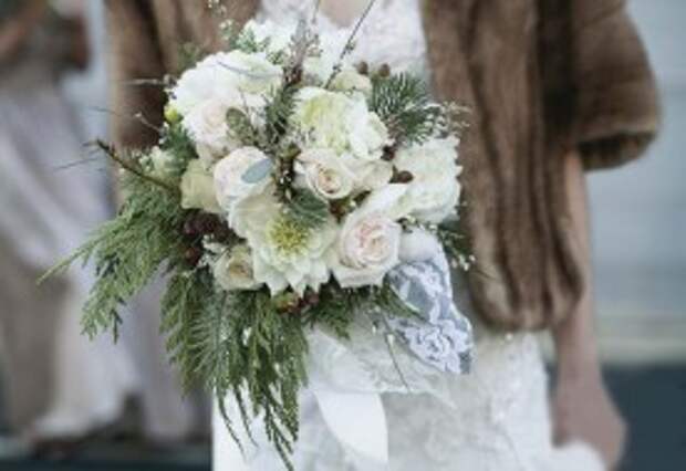 Зимний свадебный букет: настоящая экзотика в руках невесты