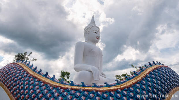 Сидящий Будда на фоне неба, Лампанг, Таиланд