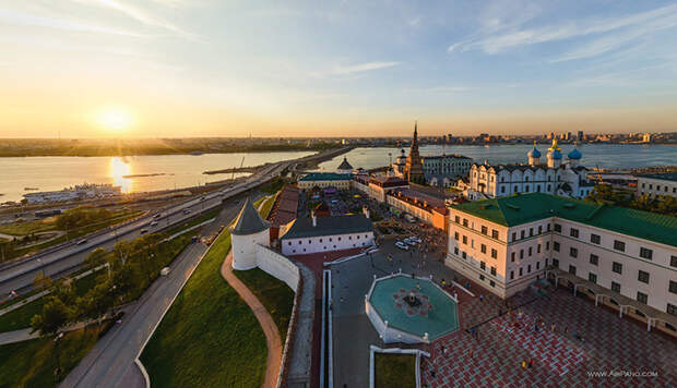 Вид с воздуха на Казанский кремль и Волгу