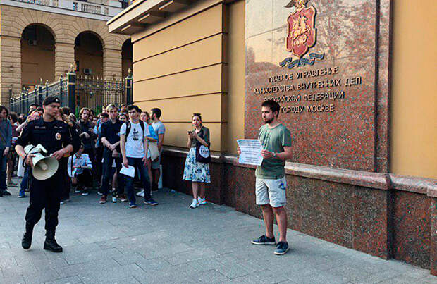 В Москве и Петербурге проходят пикеты в поддержку Голунова